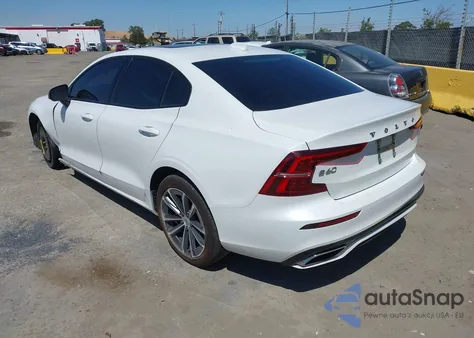 2022 Volvo S60 B5 Inscription/B5 Momentum z USA, uszkodzony, nr VIN 7JRL12FZ7NG154460